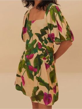 FARM Rio ANTHURIUM LEAVES SAND
SHORT SLEEVE SQUARE NECKLINE